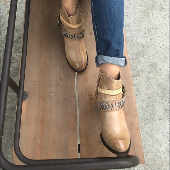 TAUPE FAUX LEATHER WESTERN BOOTS - Picture 4 of 8